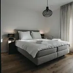 Huswell - The Tide - Stylish Seaview Apartment For 4 - Prime Location & Private Parking