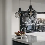 Huswell - The Tide - Stylish Seaview Apartment For 4 - Prime Location & Private Parking