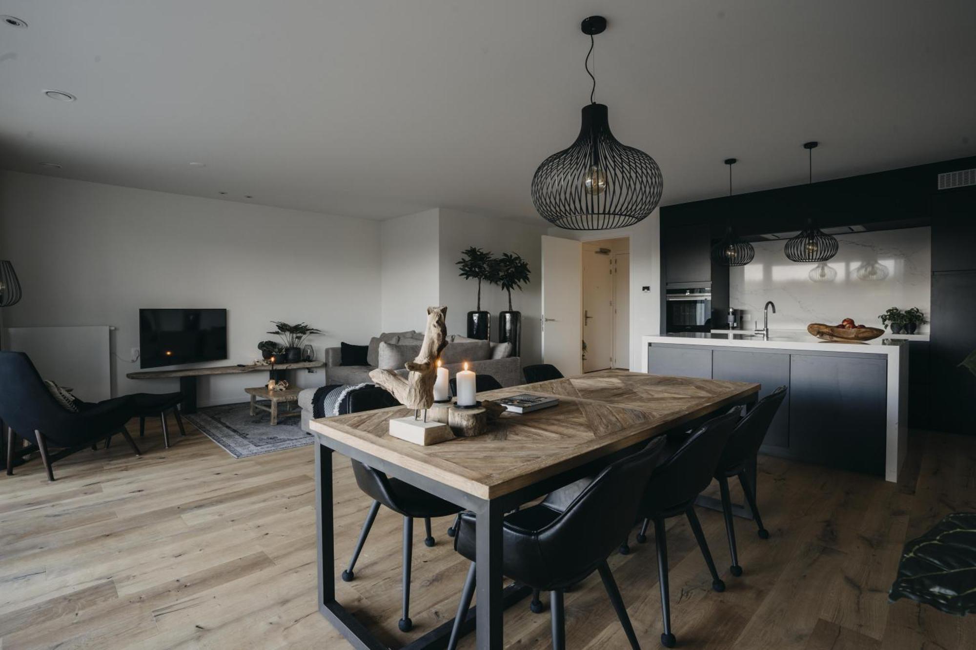 Huswell - The Tide - Stylish Seaview For 4 - Prime Location & Private Parking *